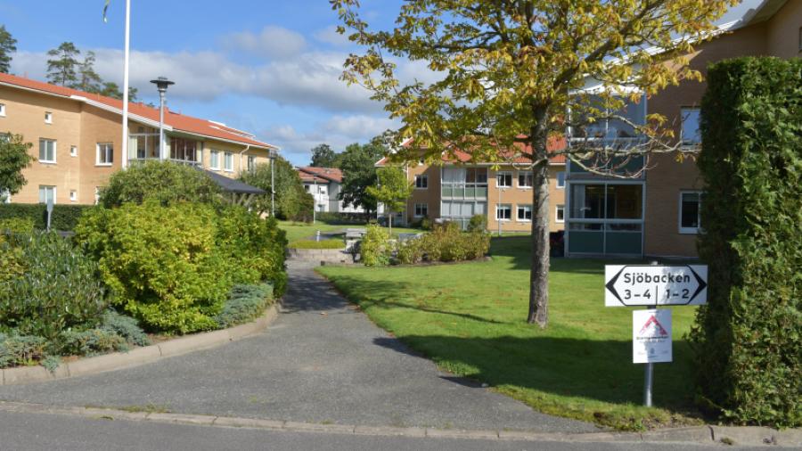 Vid infarten finns gästparkering