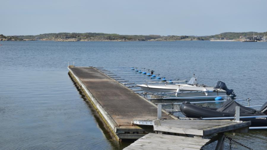 Brygga vid Norra Lindås badet på promenadavstånd