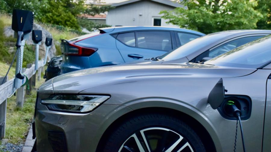 Laddstople och eluttag vid egna parkeringsplatsen som ingår i avgiften
